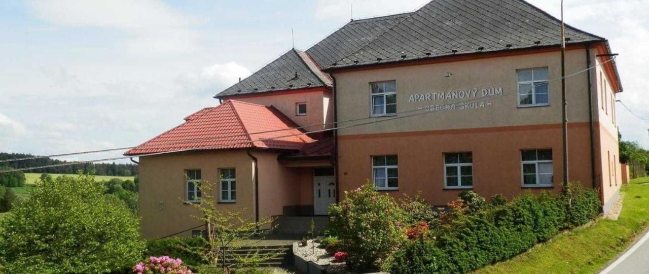 Apartmanovy Dum Obecna Skola Svetlik 外观 照片